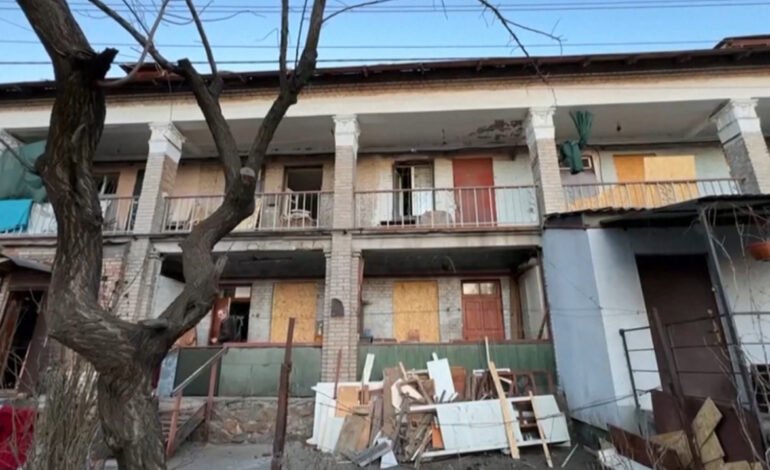 Rusia lansează atacuri cu drone și bombe asupra Ucrainei, provocând victime civile