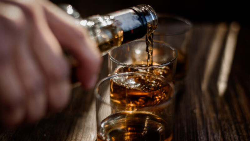 Două adolescente internate după ce au băut alcool într-o casă părăsită