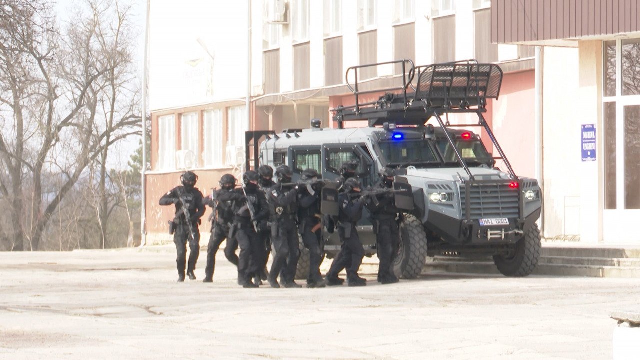 Forțele de ordine intervin eficient pentru salvarea a peste 100 de ostatici la Ungheni