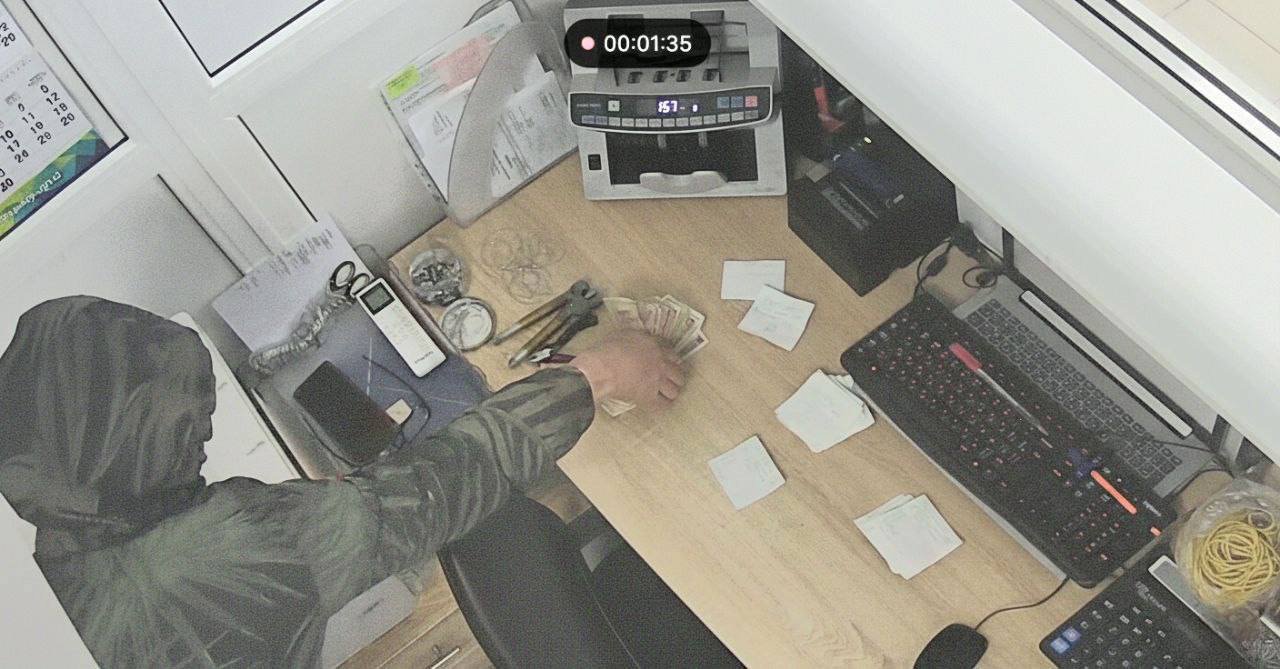 Bărbat din Bălți reținut după ce a agresat angajată și a furat 100.000 lei