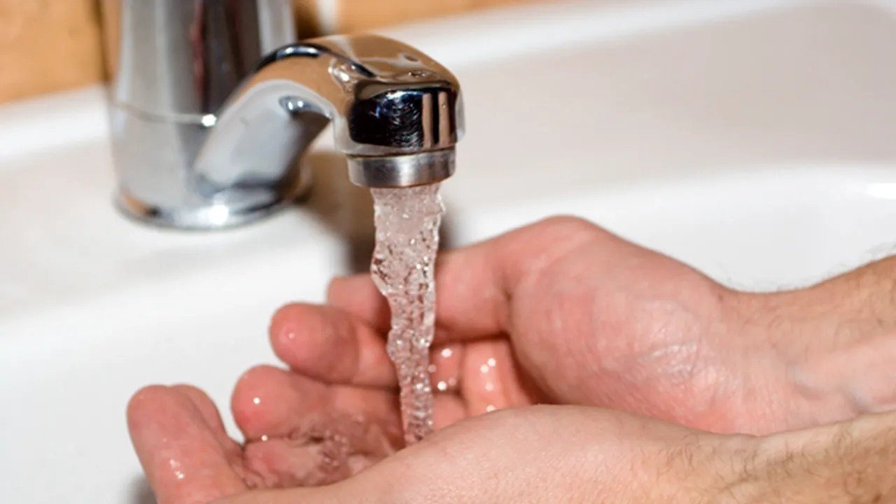 Apa din Chișinău, confirmată sigura pentru consum de primarul Ion Ceban