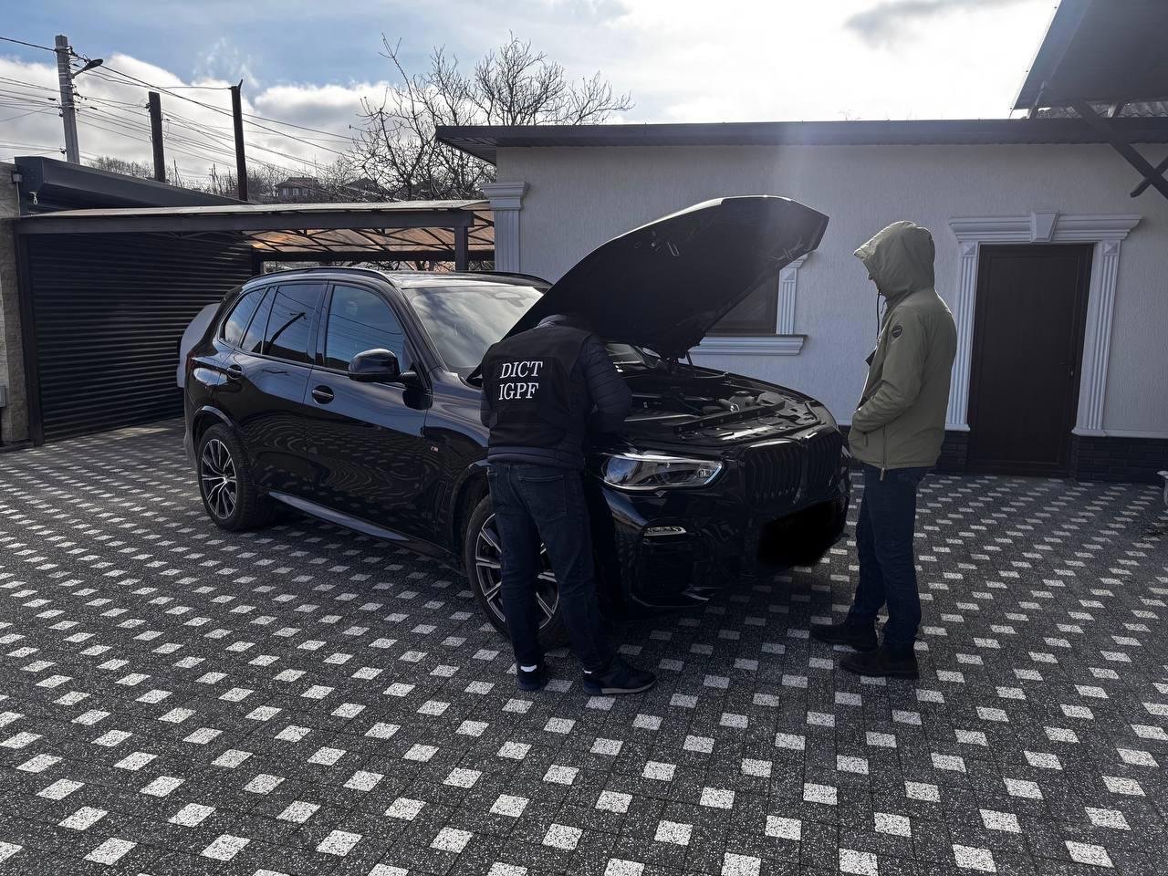 Prindere de mașini furate din UE, vândute ilegal în Moldova