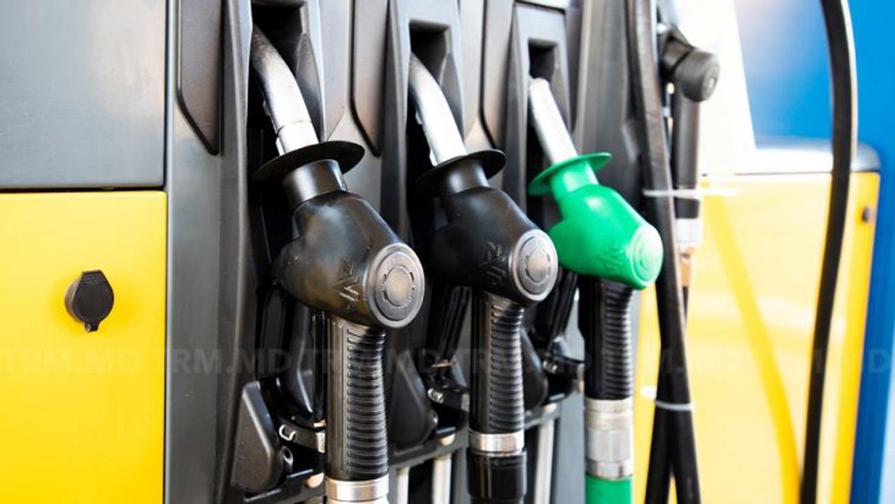 Autoritățile din Moldova asigură că nu există riscuri de lipsă a carburanților și examinează sprijin pentru agricultori