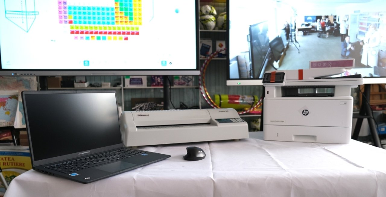 Ministerul Educației echipează 290 școli cu tehnologii digitale moderne