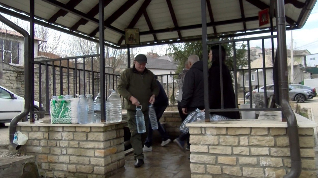 Autoritățile analizează reluarea livrărilor de apă potabilă în nordul țării