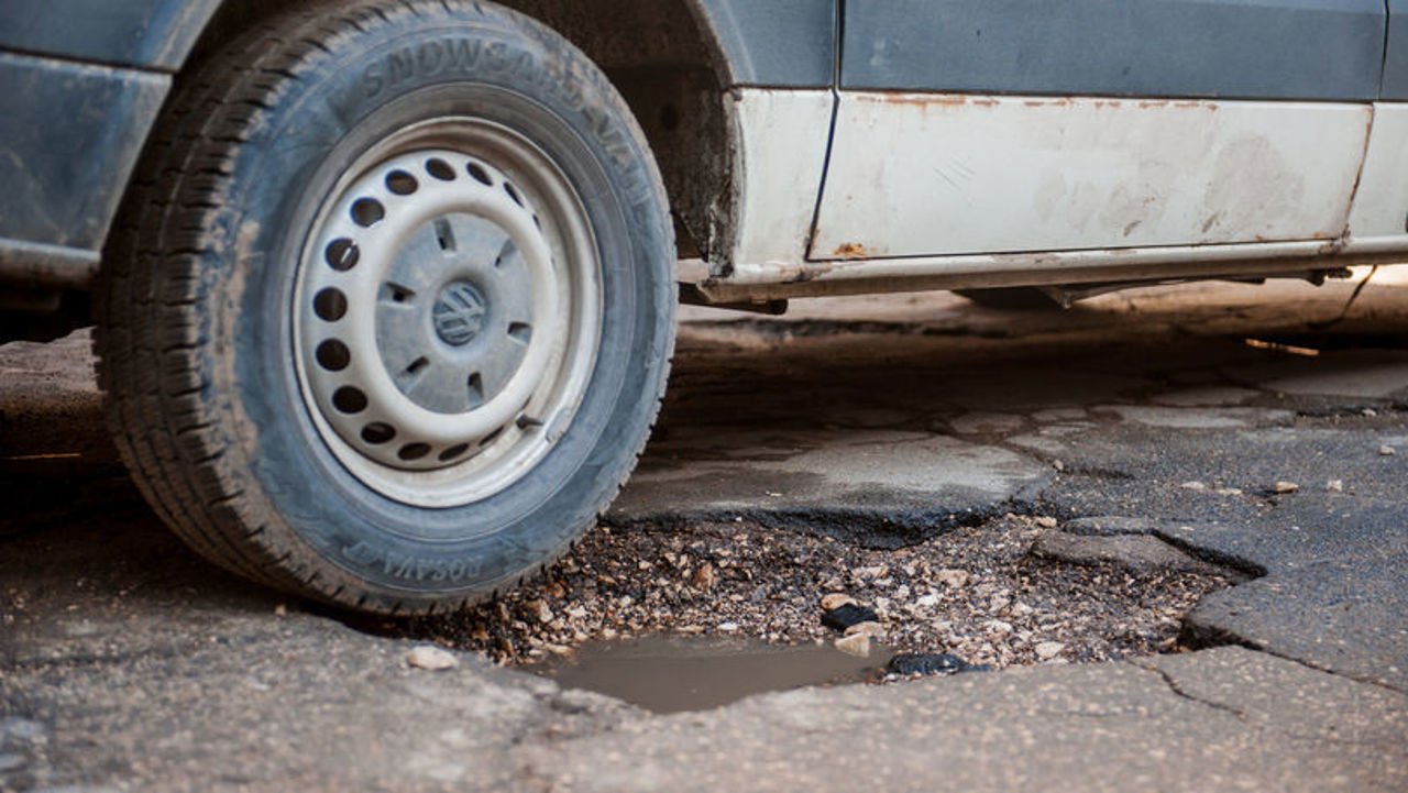 Autoritățile din Moldova repară urgent drumurile grav deteriorate după iarnă