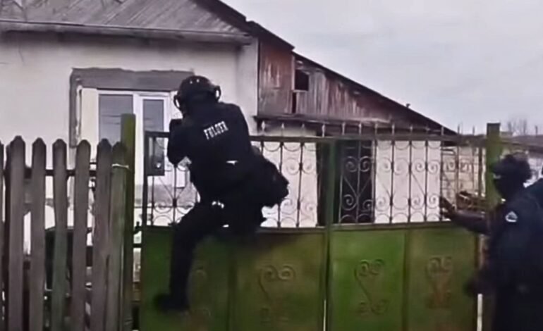 Patru bărbați retinuți după ce au șantajat și au furat o mașină pentru o datorie fictivă