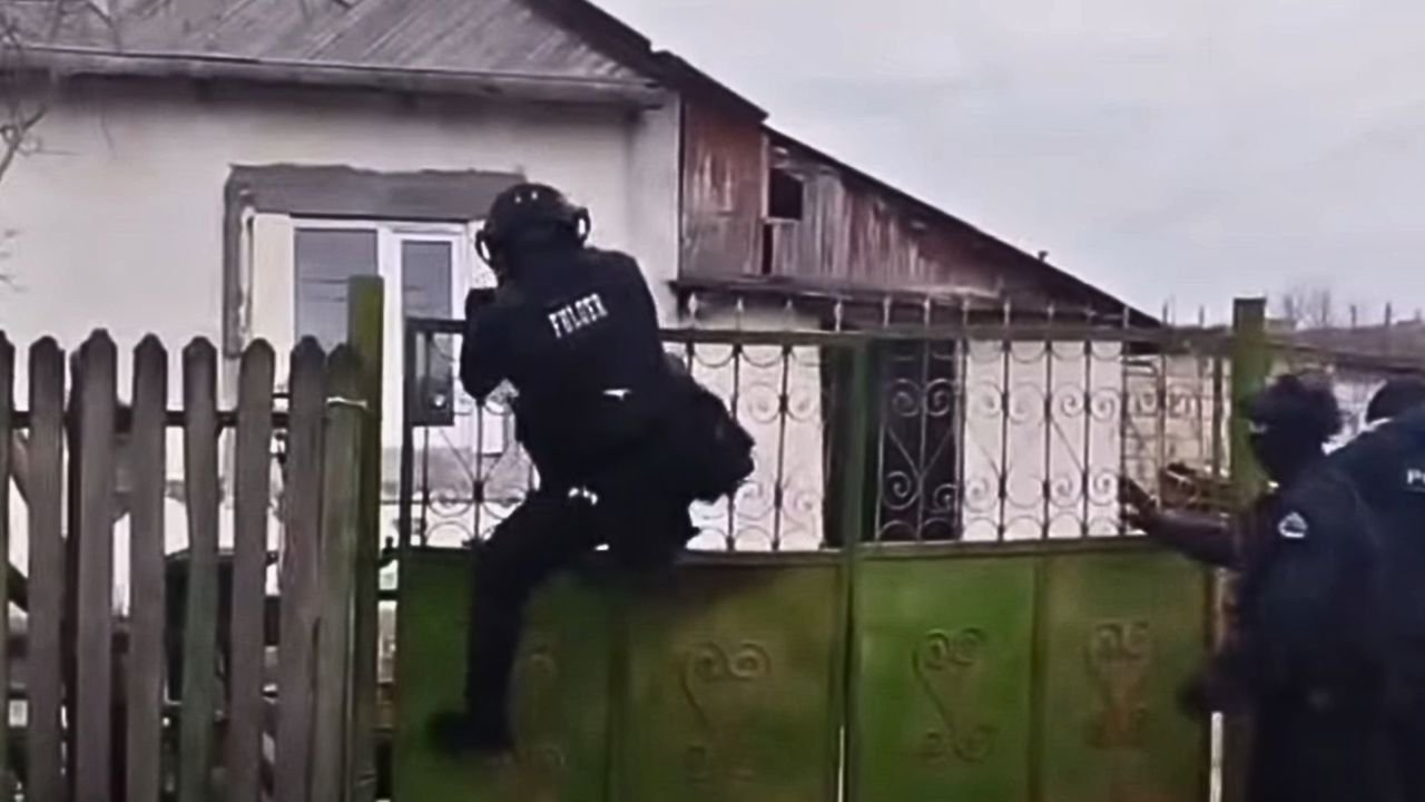 Patru bărbați retinuți după ce au șantajat și au furat o mașină pentru o datorie fictivă