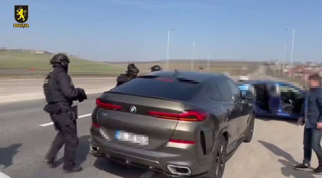 Destructurată grupare de traficanți de cocaină în Moldova, trei reținuți