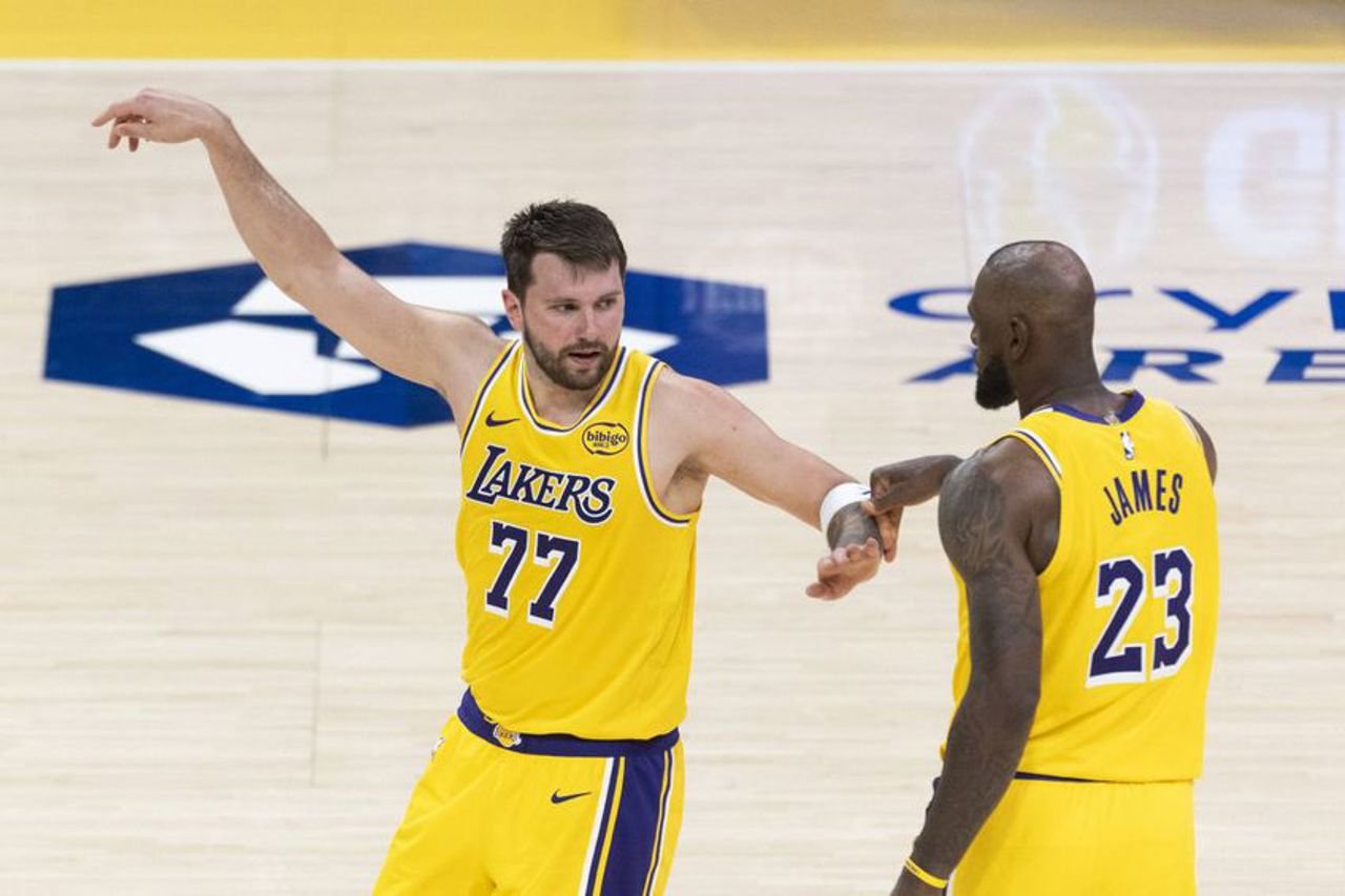 Dončić și LeBron James conduc Lakers la victorie în fața celor de la Houston