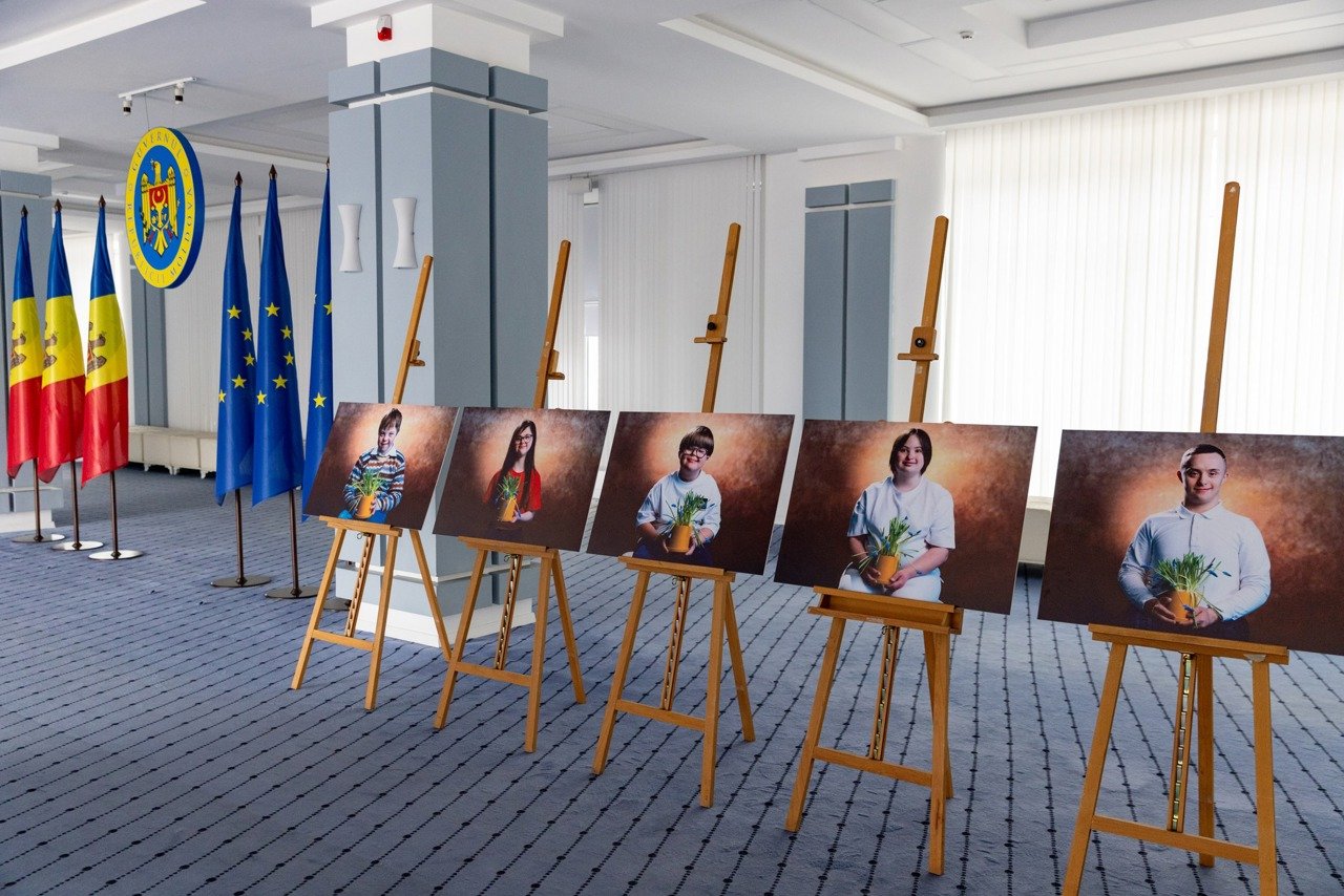 Guvernul găzduiește expoziție foto pentru Ziua Mondială a Sindromului Down