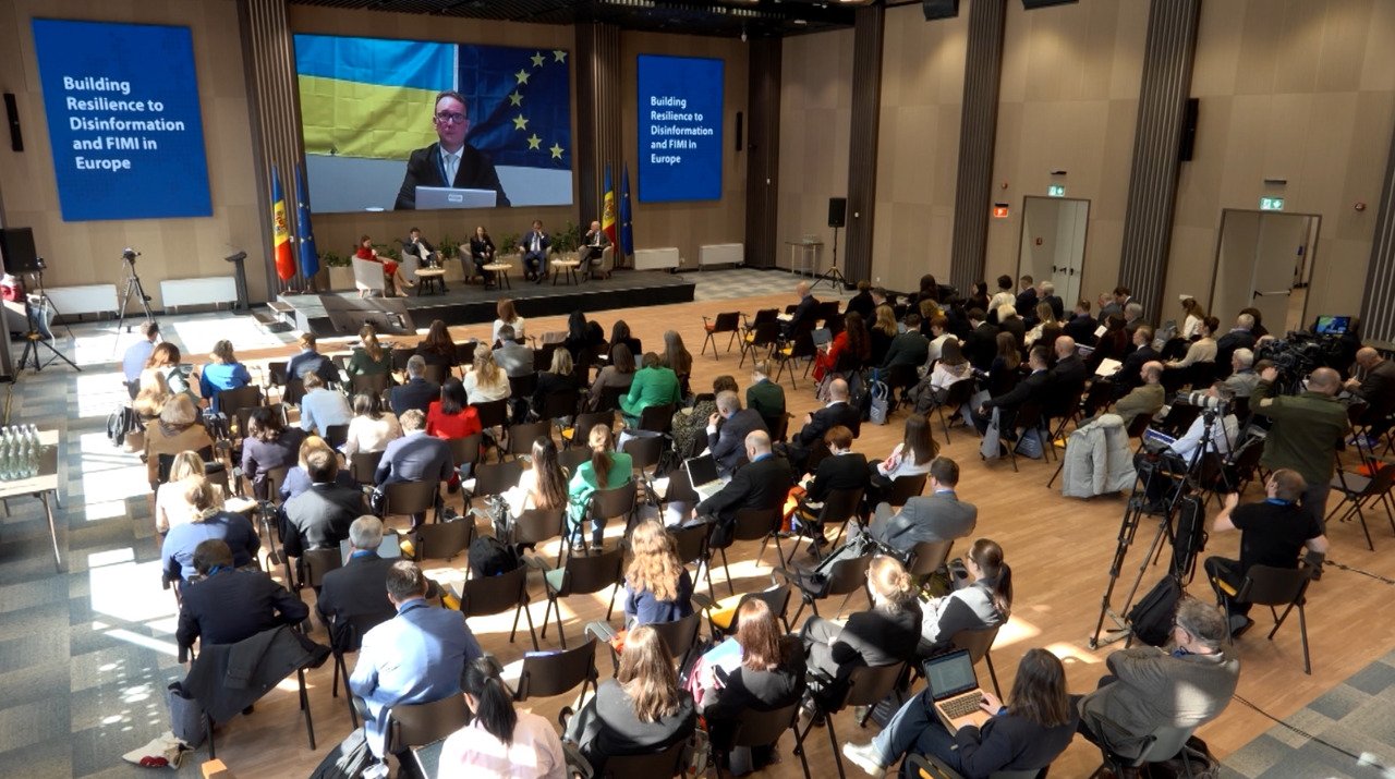 Lupta împotriva dezinformării și influențelor externe, discutată la Chișinău