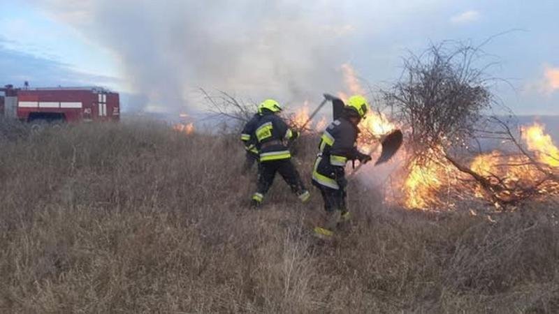 Peste 60 de hectare de vegetație afectate de incendii în weekend