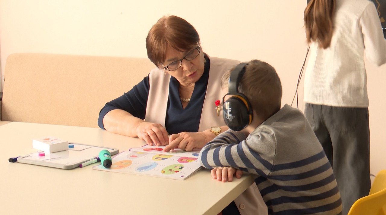 Tehnologii moderne ajută copiii cu autism și deficiențe la Orhei să învețe scrisul