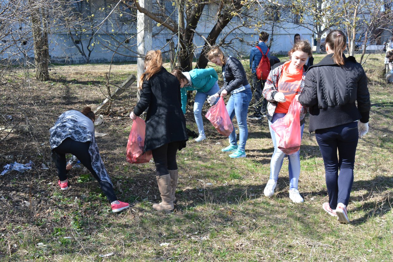 Elevii pot participa voluntar la activități de curățenie în școli, anunță Avocatul Poporului