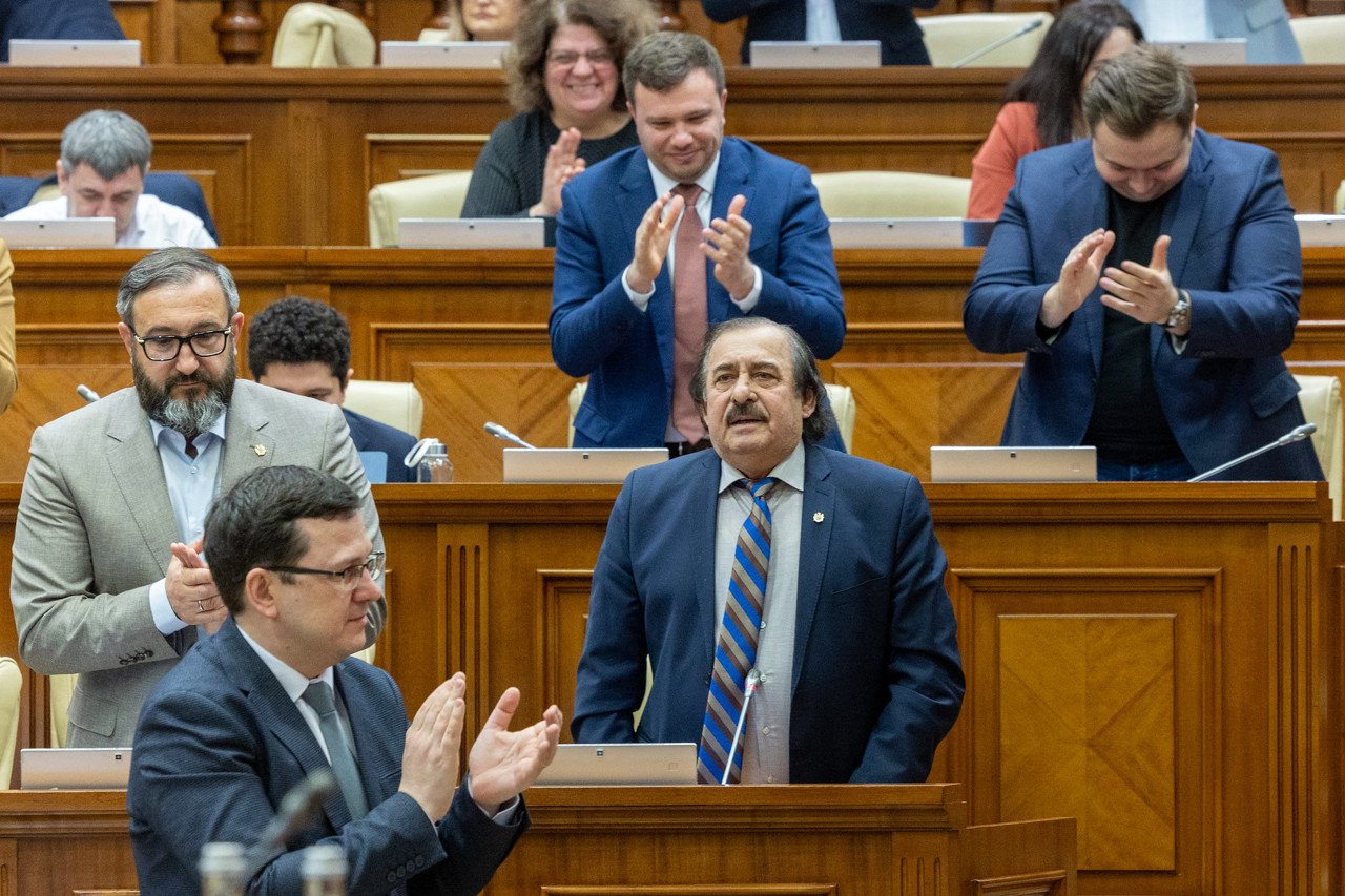 Nicolae Botgros demisionează din Parlament, înlocuit de Silvia Bondarenco