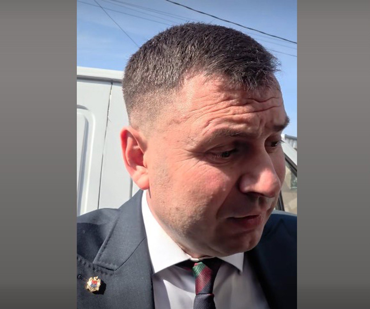 Doi bărbați reținuți după ce l-au stropit cu apă pe deputatul Vasile Costiuc