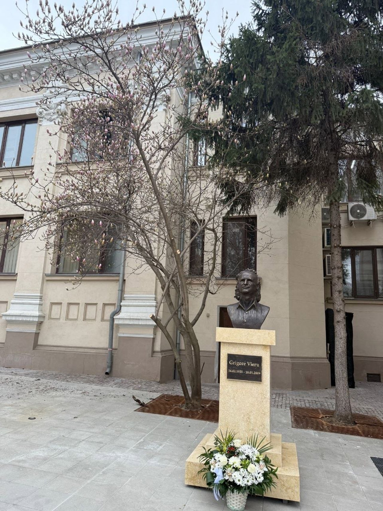 Bustul poetului Grigore Vieru, inaugurat la Craiova de Unirea Basarabiei