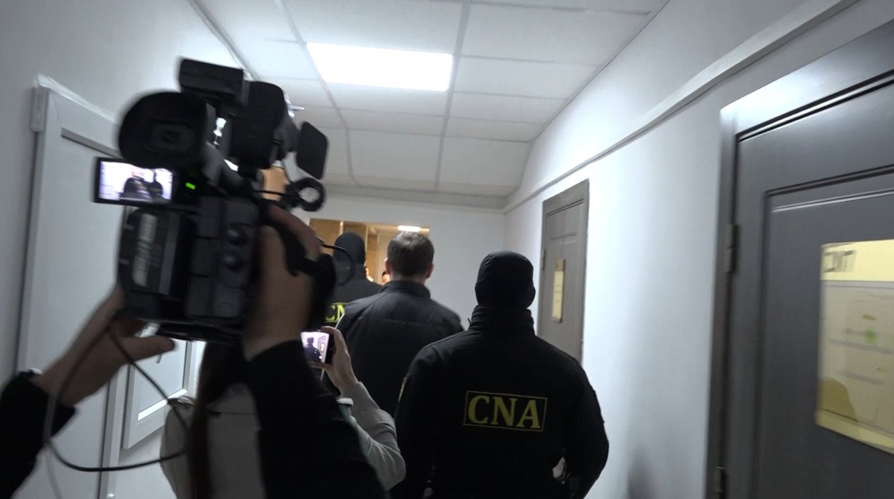 Primarul și viceprimarul din Durlești rămân arestați pentru escrocherie cu terenuri