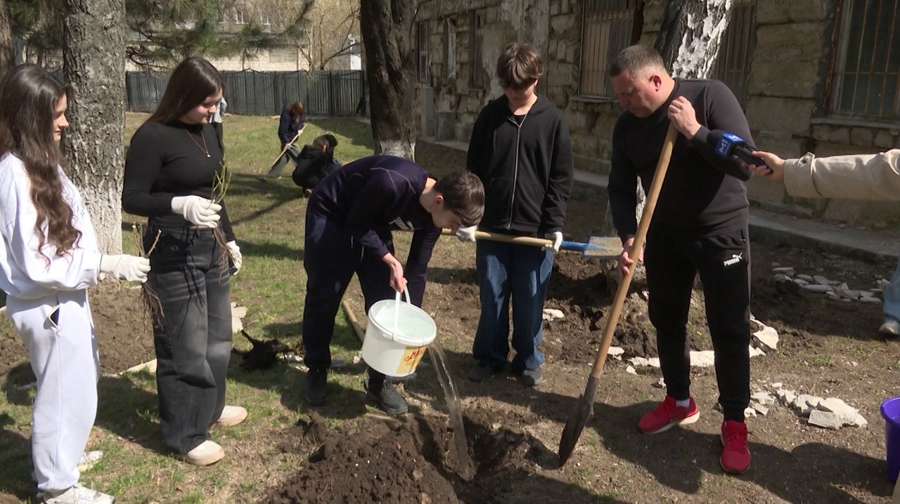 000 de elevi din Chișinău mobilizați pentru curățenie și mediu verde