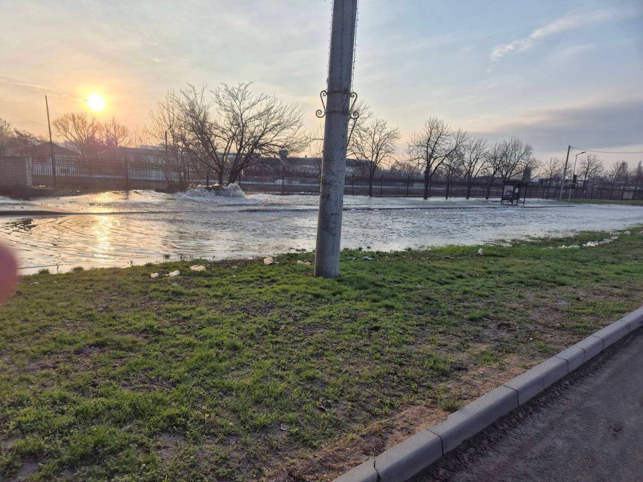 Reparații urgente pe strada Albișoara din Chișinău după avaria apei