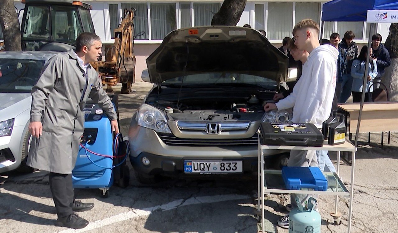 Elevii descoperă meseriile viitorului la Centrul de Excelență în Transporturi