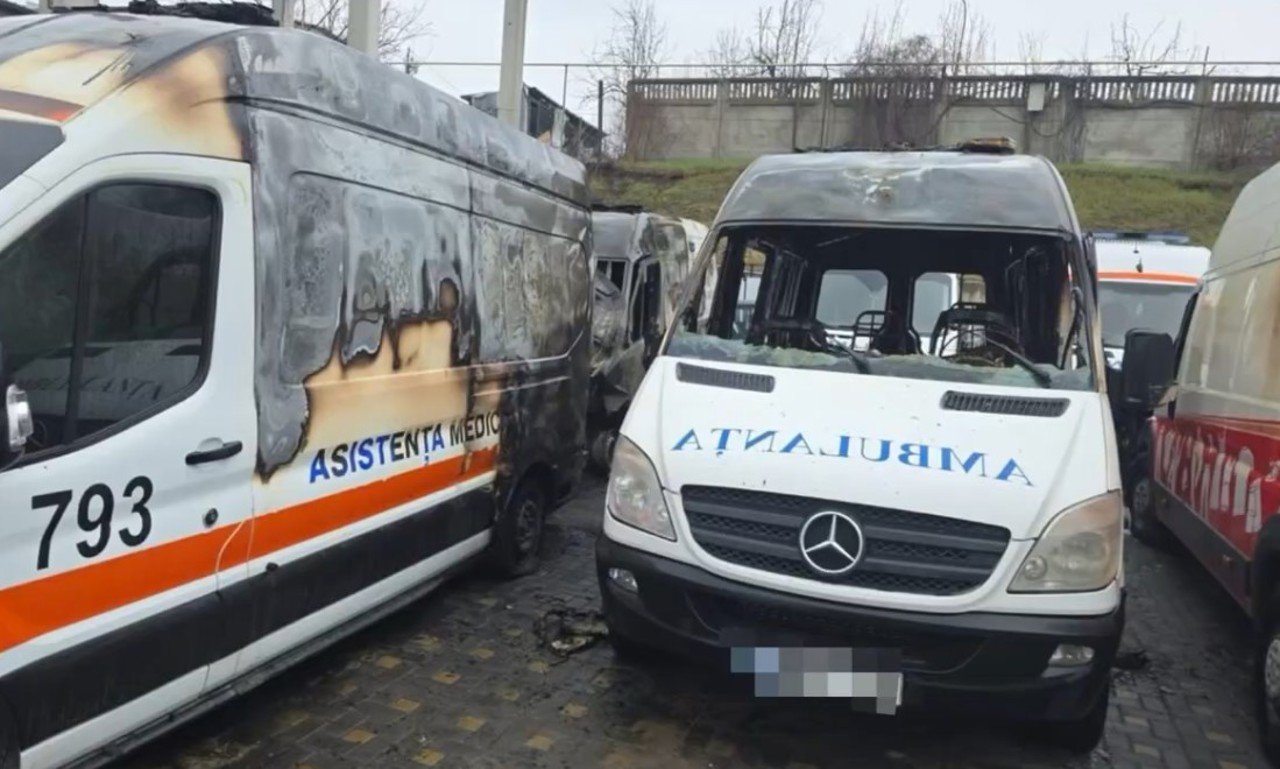 Incendiu într-o parcare din Chișinău afectează microbuz și ambulanțe