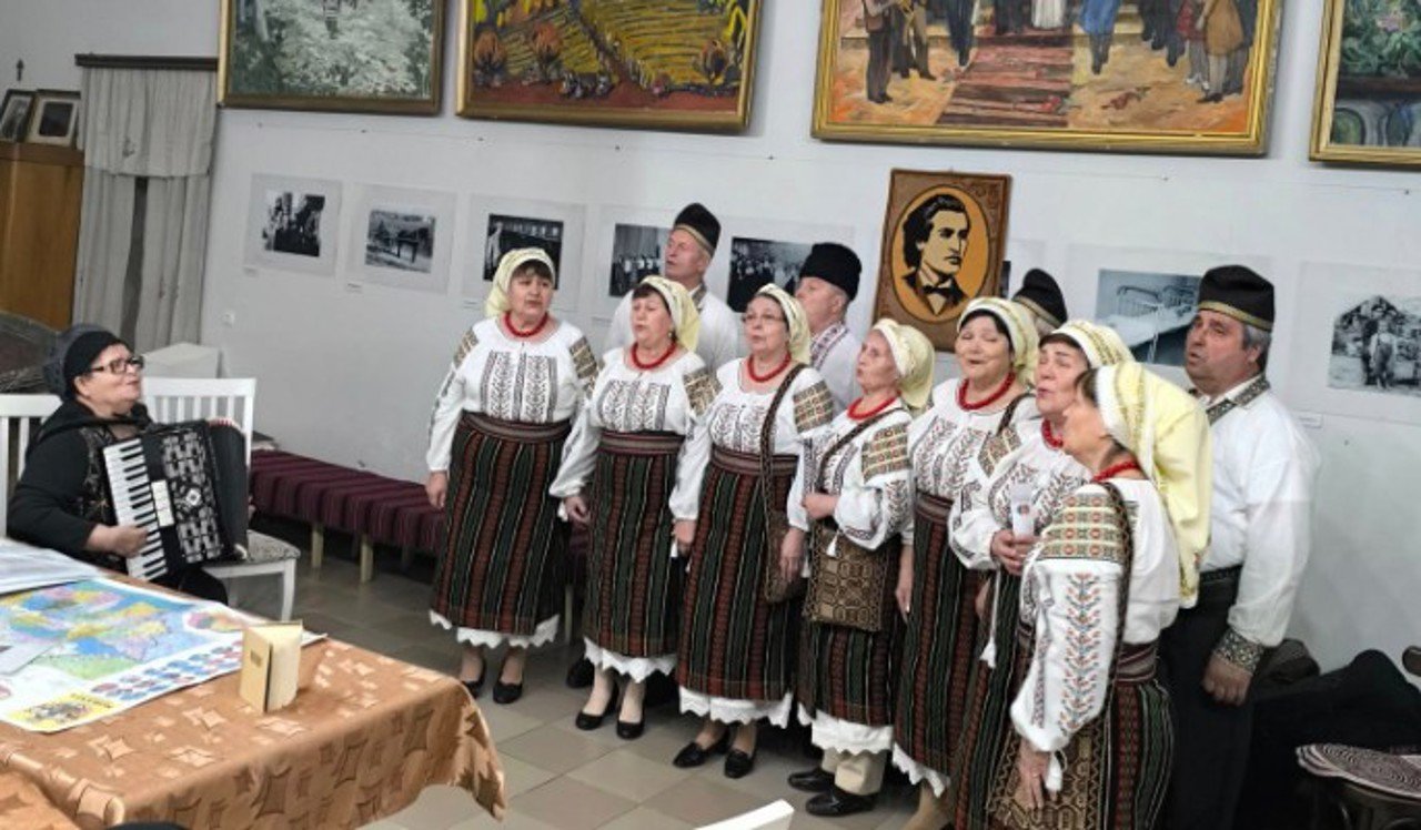 Artiștii din Mereni adună satul prin teatru și tradiții vii