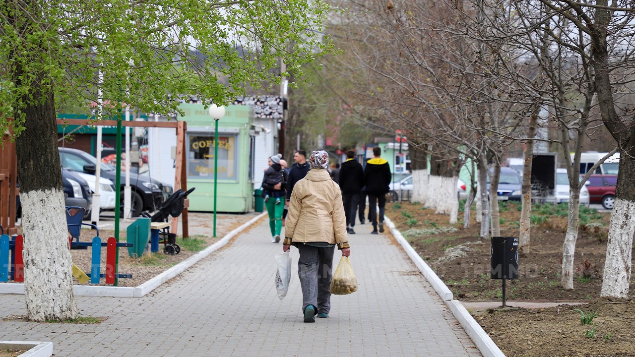 Moldovenii cer creșteri salariale și luptă anti-corupție, încredere mare în biserică