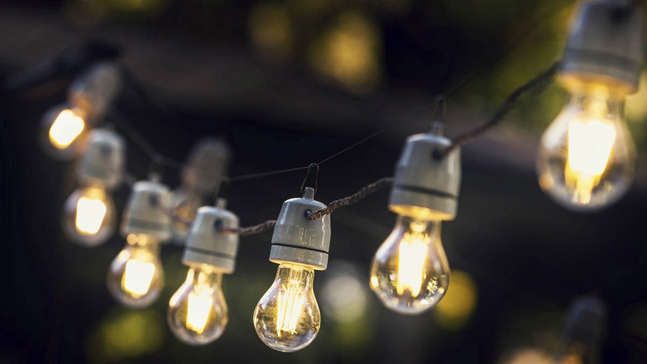 ANRE reduce tarifele la energia electrică, dar cu scăderi modeste