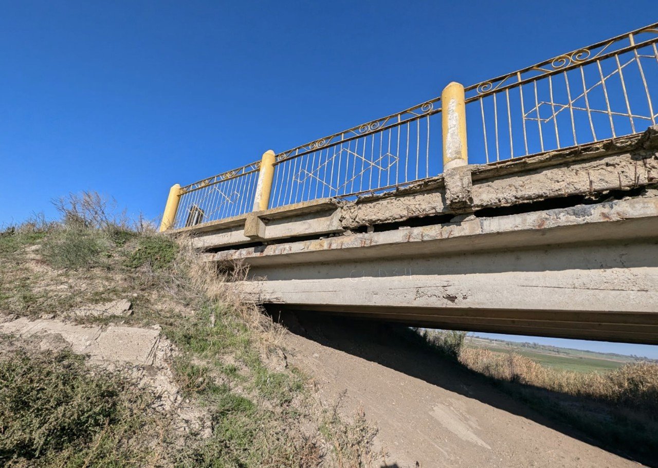 Podul de lângă Corten va fi reconstruit, șoferii circulă pe ocolire