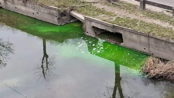 Apa râului Bîc a căpătat o culoare verde, autoritățile elucidează situația