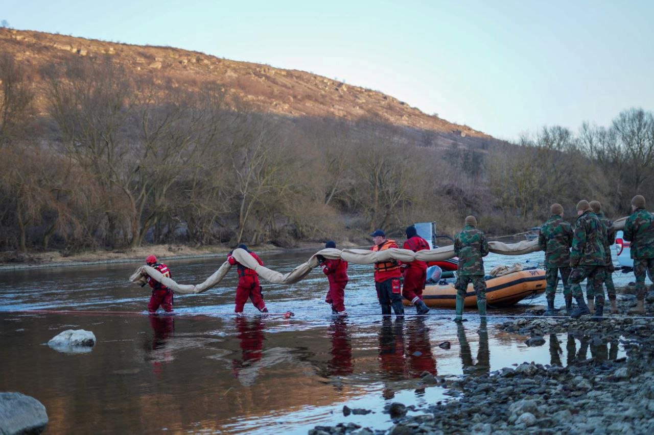 Poluarea cu substanțe petroliere pe râul Nistru a scăzut după intervenții rapide