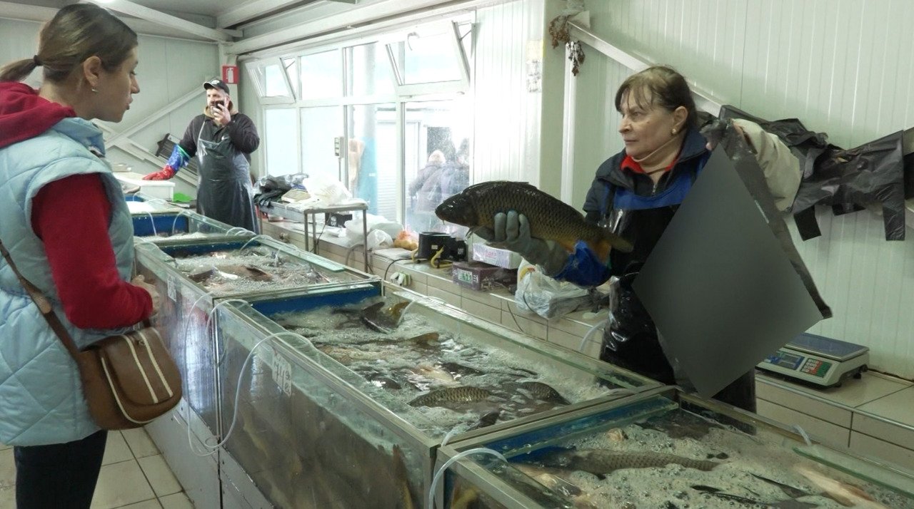 Floriile aduc aglomerație în piețe pentru dezlegarea la pește