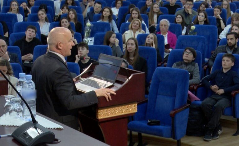 Astronautul Jeffrey Williams inspiră tinerii la Academia de Științe din Moldova