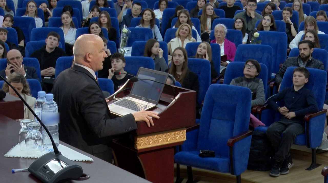 Astronautul Jeffrey Williams inspiră tinerii la Academia de Științe din Moldova