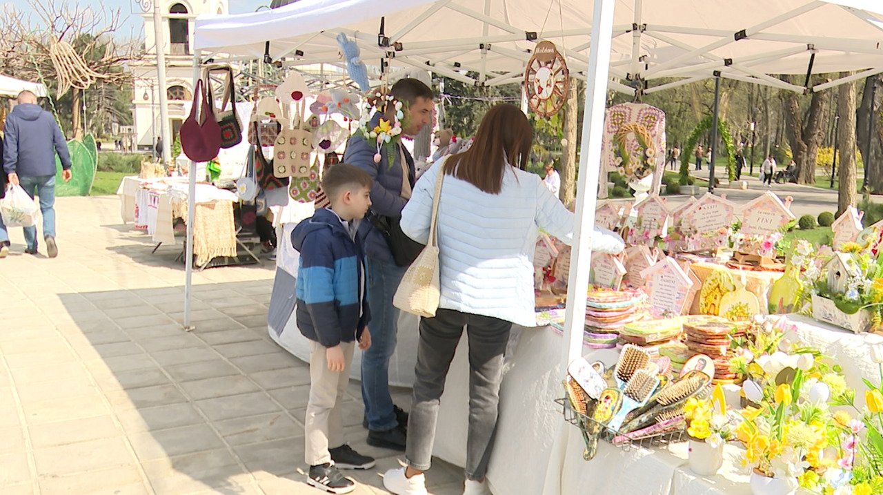 Meșteri populari expun și vând creații tradiționale la Târgul de Florii