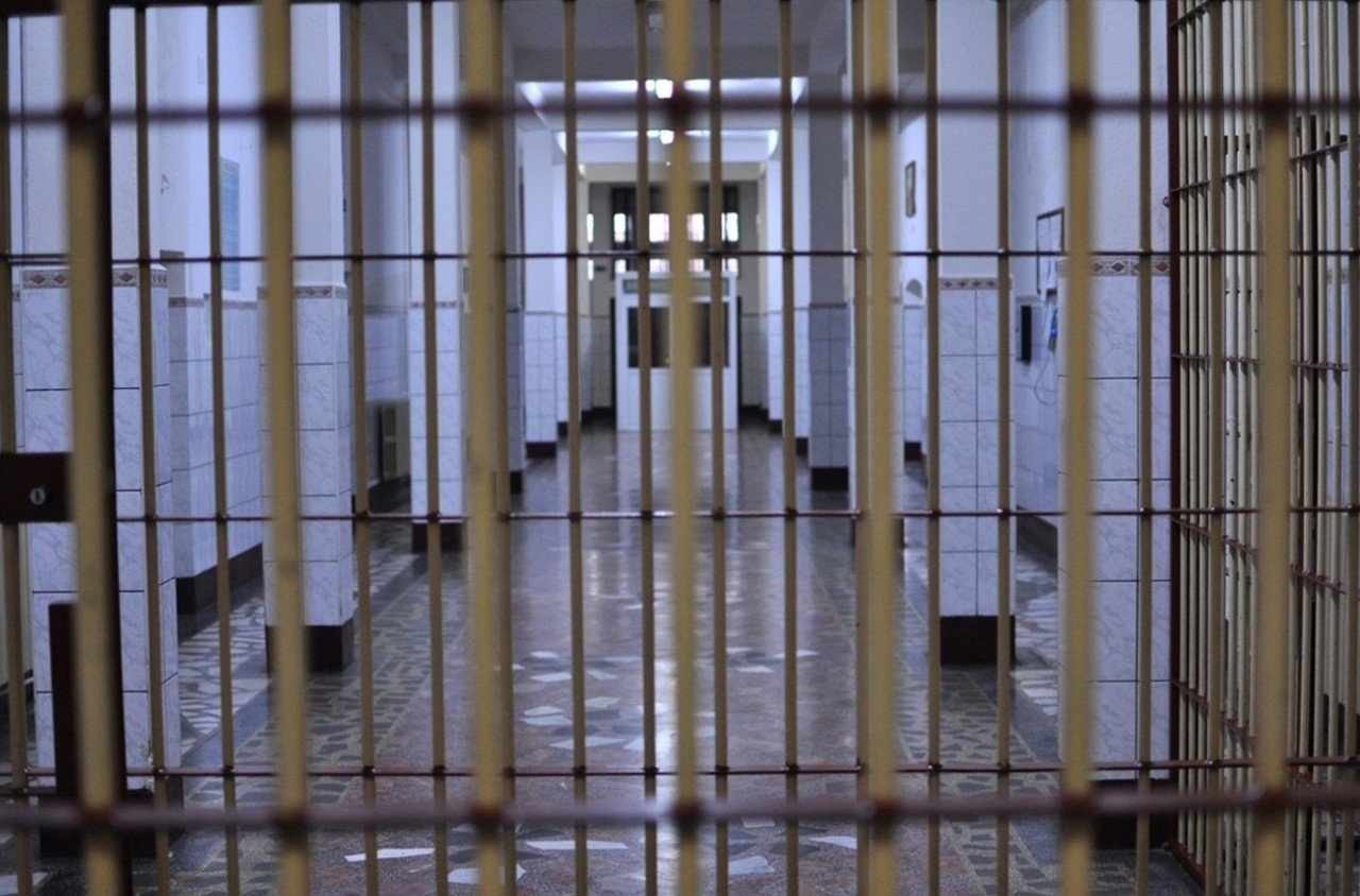 Deținut condamnat pentru viol evadează din penitenciar, prins rapid