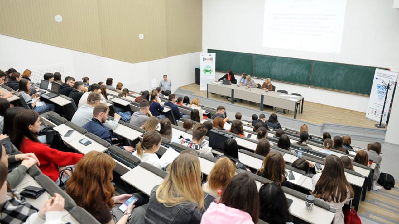 Guvernul interzice revenirea la master pentru studenții exmatriculați