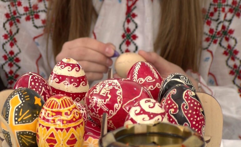 Ateliere la Muzeul din Chișinău predau arta tradițională a încondeierii ouălor