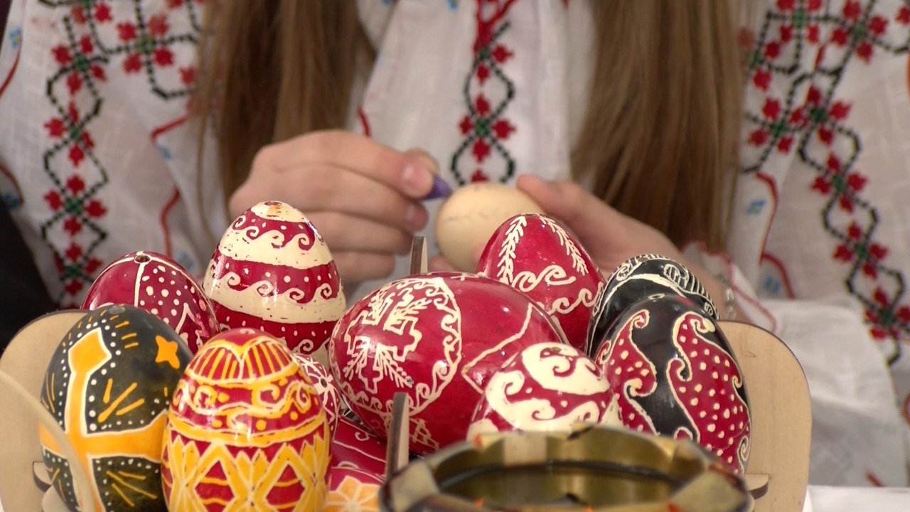 Ateliere la Muzeul din Chișinău predau arta tradițională a încondeierii ouălor
