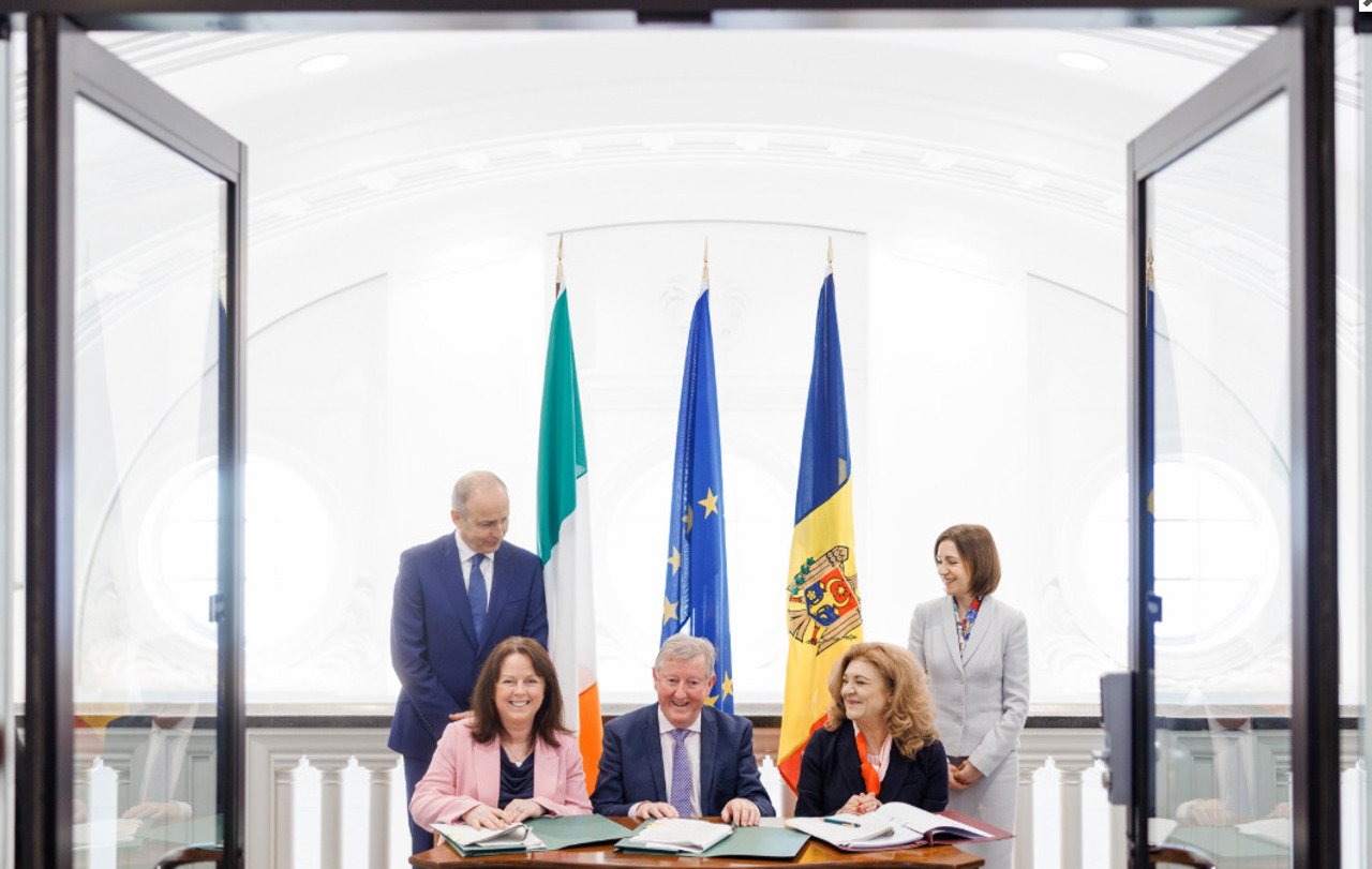 Moldova și Irlanda au semnat acord pentru schimbarea rapidă a permisului auto