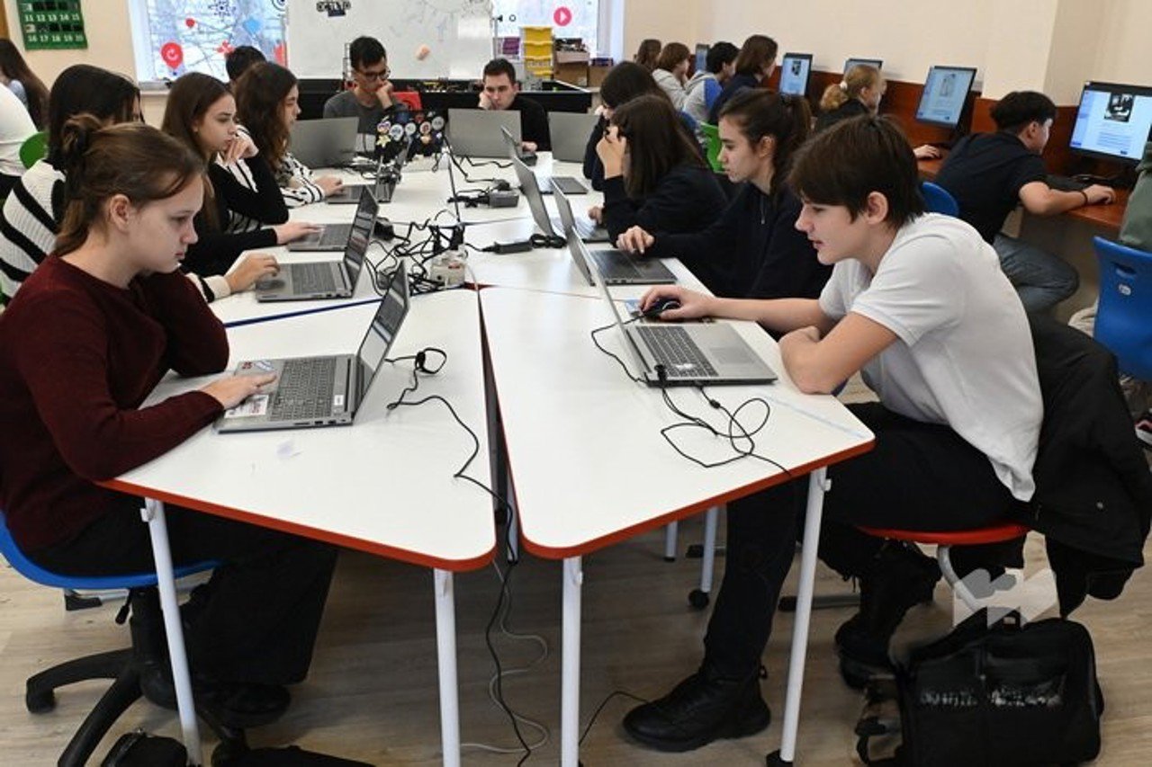 Elevii din clasele a IX-a și a XII-a pot certifica competențele digitale în 2026