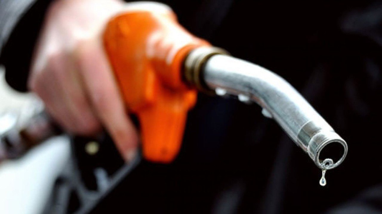 Prețurile carburanților în Moldova ar putea scădea, dacă cotațiile rămân reduse