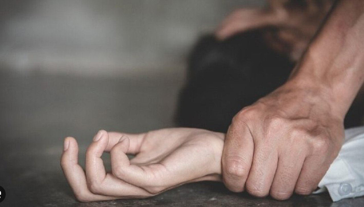 Tineri din Moldova, acuzați de proxenetism, viol și răpire, trimiși în judecată