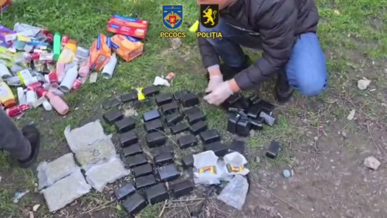 Descoperă și rețin traficanți cu 10 kg droguri din colete spaniole