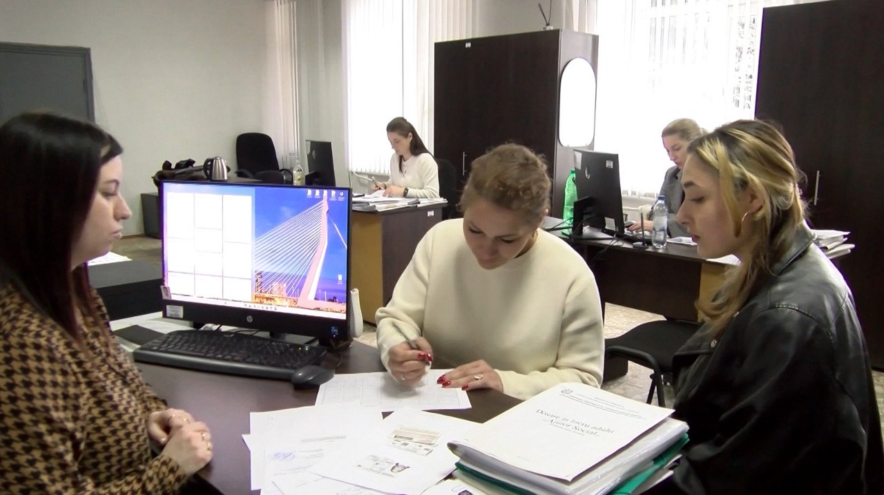 Ana Cerari sprijină romii din Soroca în obținerea actelor și educației