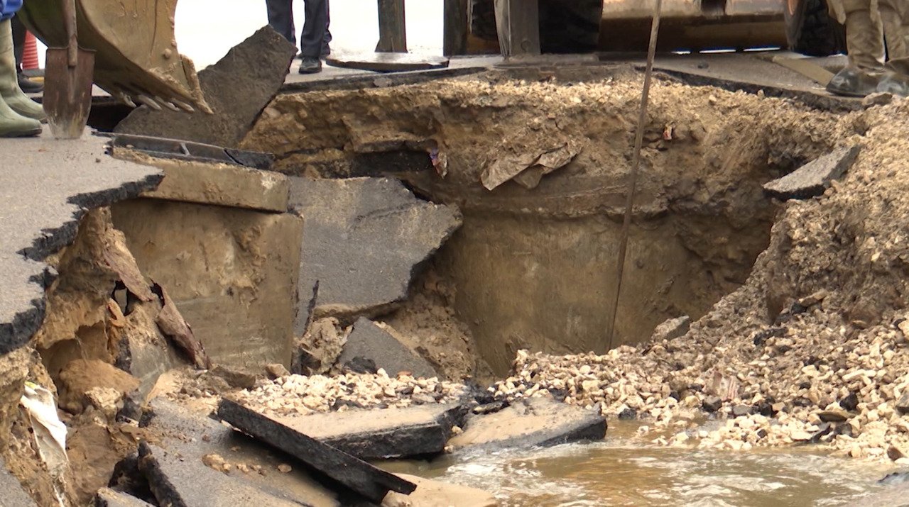 Crater pe trotuar la intersecția Ismail-Avram Iancu afectează pietonii