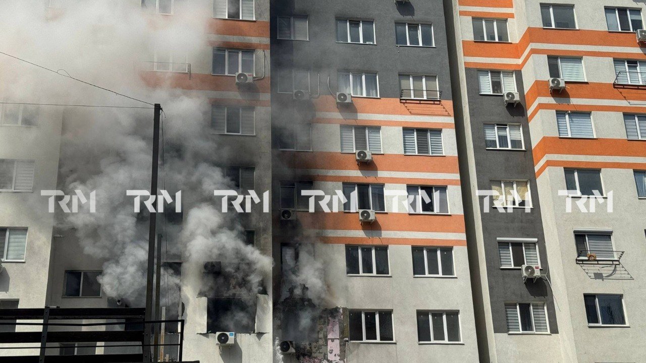 Incendiu puternic în bloc din centrul capitalei, o femeie rănită