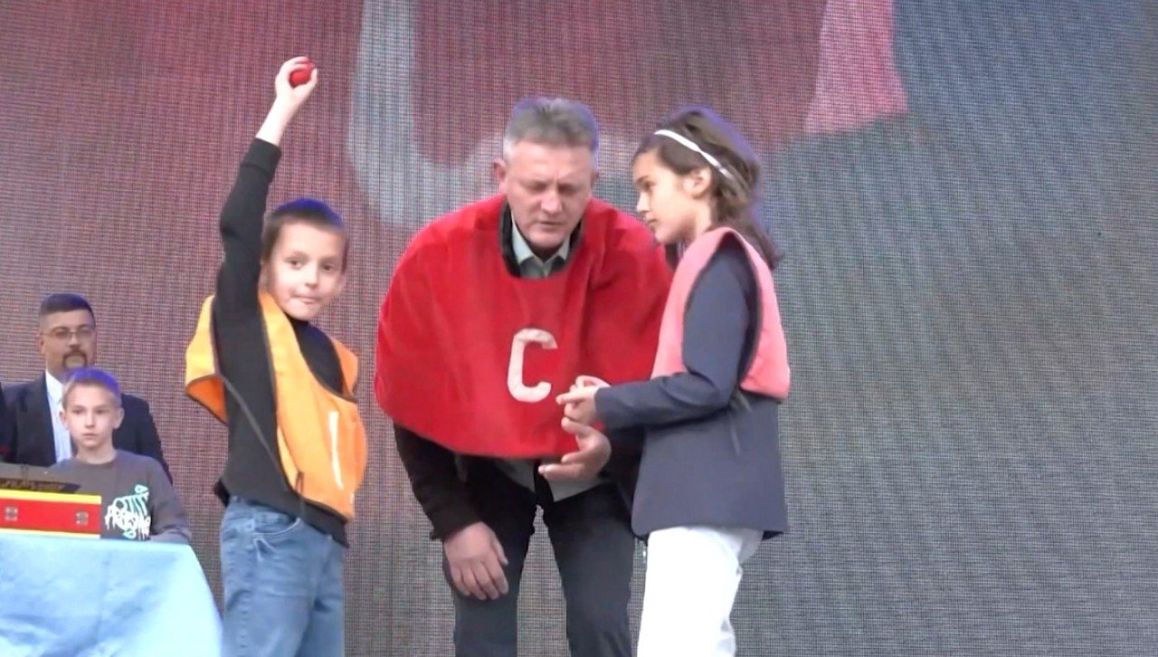 Ivana Prodanov câștigă Campionatul Mondial de ciocnit ouă din Serbia